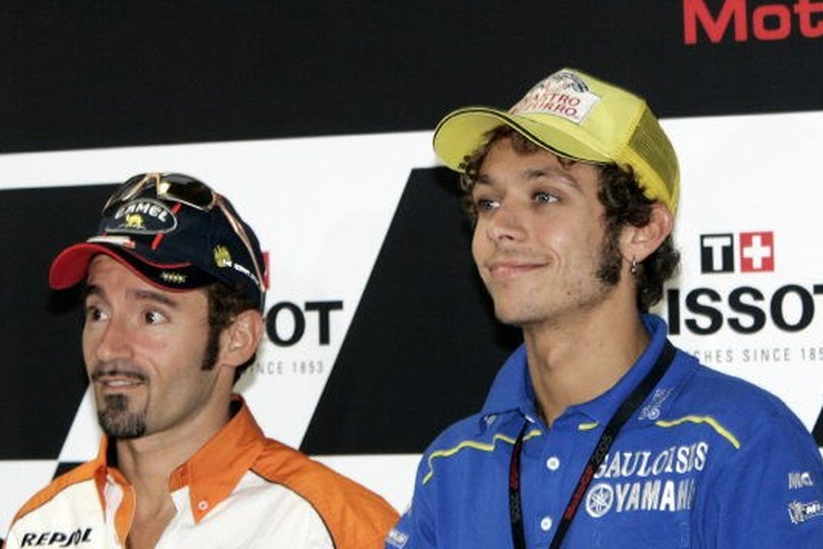 Max Biaggi dan Valentino Rossi saat menghadiri sesi konferensi pers menjelang balapan MotoGP di Sirkuit Twin Ring Motegi, Jepang, 15 September 2005.