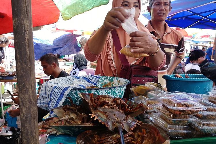 Penjual telur Mimi di tradisi Tukuder. KOMPAS.COM/SLAMET PRIYATIN