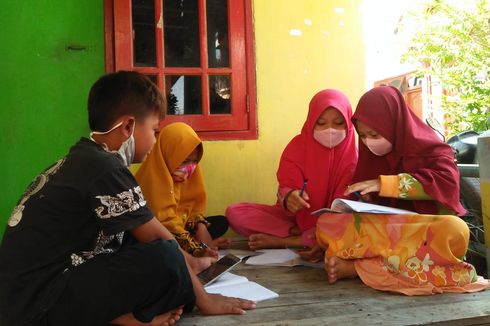 Bantu Siswa Belajar Online, Desa Ini Pasang Internet Gratis di Pos Kamling