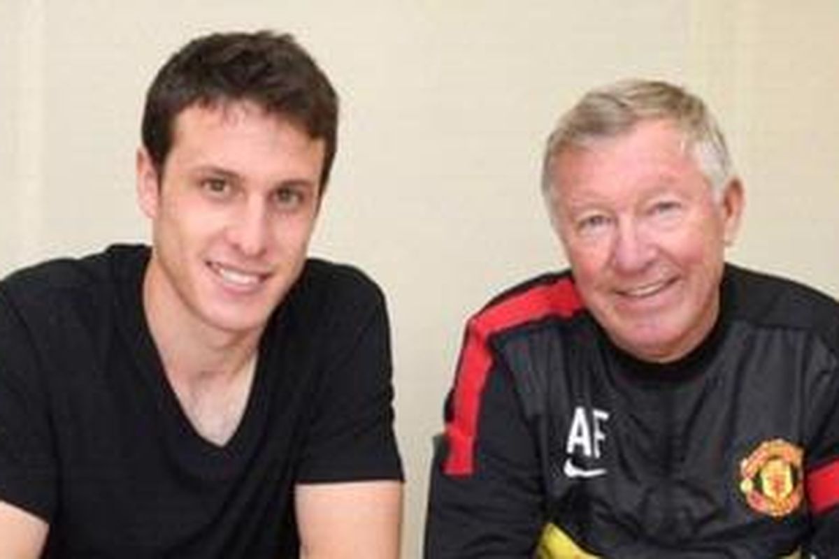Penyerang asal Chile, Angelo Henriquez (kiri) bersama Sir Alex Ferguson (kanan), saat menandatangani kontrak di Manchester United.