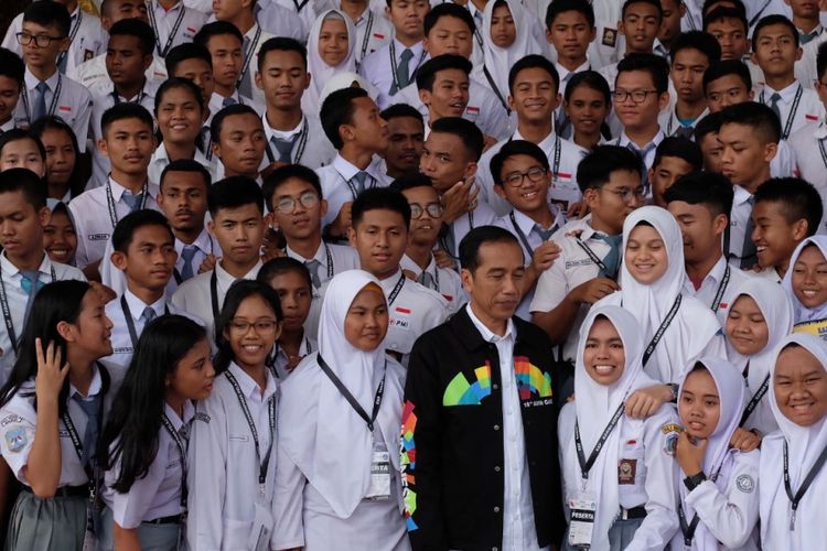 Presiden Joko Widodo bersama puluhan siswa siswi OSIS SMA berprestasi se-Indonesia di Istana Bogor, Jawa Barat, Kamis (3/5/2018).  