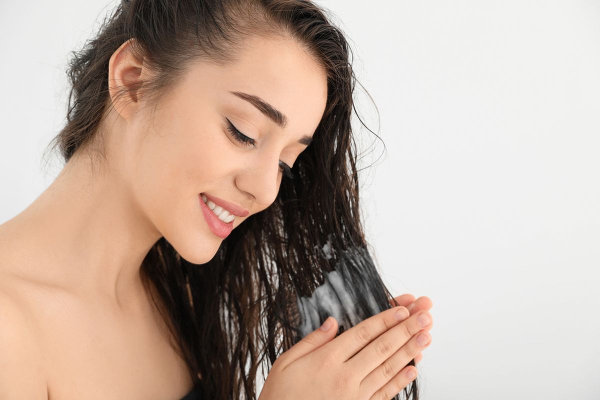 Menggunakan kondisioner secara rutin setelah mencuci rambut adalah bagian dari cara merawat rambut yang baik karena dapat mengembalikan kelembapan dan kekuatan rambut.