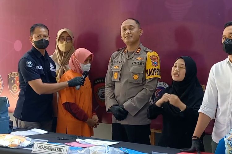 Pelaku pembuang bayi depan UGD Rumah Sakit Campurdarat Tulungagung Jawa Timur, ditangkap Polisi, Rabu (03/08/2022).