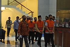 Bupati Bangkalan Abdul Latif Diborgol dan Kenakan Rompi Oranye KPK