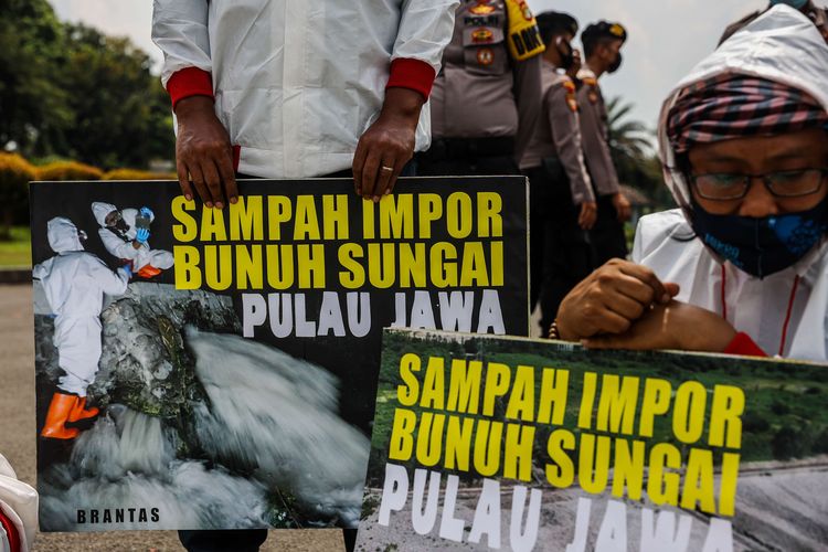 Aktivis dari lembaga Ecological Observation and Wetlands Conservation (Ecoton) menunjukkan contoh sampah impor dalam aksi damai menuntut penghentian masuknya sampah impor di kawasan Monumen Nasional (Monas), Jalan Merdeka Selatan, Jakarta Pusat, Senin (3/5/2021). Mereka menuntut pemerintah untuk tegas menindak perusahaan yang melakukan pencemaran dengan membuang limbah dari olahan sampah impor ke sejumlah sungai besar di Jawa, seperti Brantas, Bengawan Solo, Citarum, dan Ciujung karena merusak ekosistem setempat dan menganggu kenyamanan masyarakat sekitar.