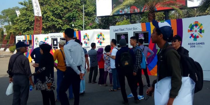 Warga mengantre untuk membeli tiket di tiket box depan gerbang Jakabaring Sport City (JSC) Palembang, Sumatera Selatan, Senin (20/8/2018).