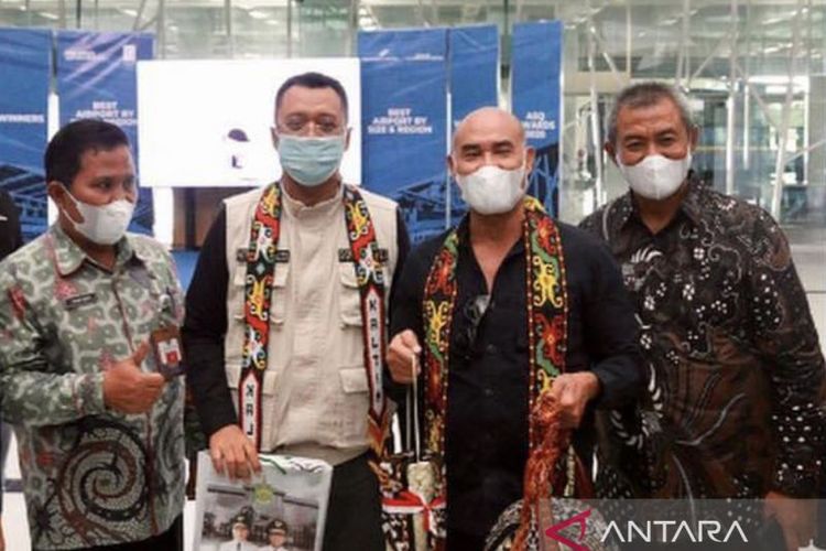 Gubernur Nusa Tenggara Barat Zulkieflimansyah datang bersama Gubernur Nusa Tenggara Timur Viktor Bungtilu Laiskodat di Bandara Internasional Sultan Aji Muhammad Sulaiman Balikpapan, Minggu siang, 13 Maret 2022. 
