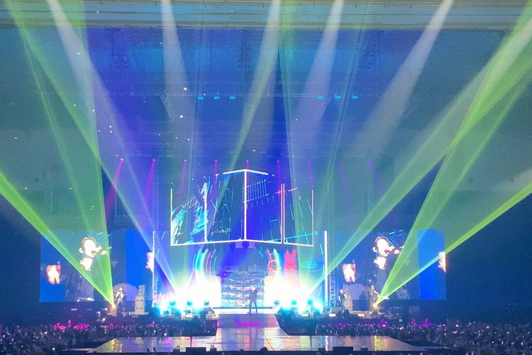 SEVENTEEN menyajikan pertunjukkan setiap sub-unit dalam konser World Tour: Be The Sun in Jakarta yang digelar di ICE BSD, Tangerang, Minggu (25/9/2022). 
