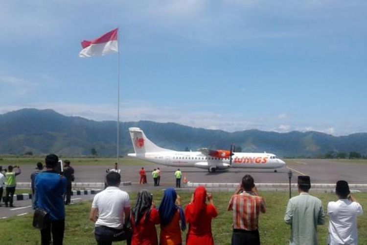 Pesawat Wings Air jenis ATR 72 beberapa saat setelah mendarat di Bandar Udara Rembele Takengpn, Bener Meriah, Aceh. Pesawat milik paskapai penerbangan Lion Grup tersebut sedang melakukan Proving Flight atau uji terbang di Bandara kebanggan masyarakat Gayo tersebut, Jumat (22/7/2016).