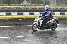 Begini Tips Naik Motor Saat Hujan, Awas Tabrak Depan