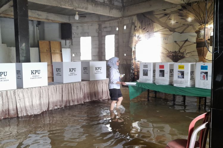 TPS 12 Karang Timur Tangerang kebanjiran pada hari pencoblosan Pemilu 2024, Rabu (14/2/2024). Tak ada waktu tambahan untuk mencoblos.