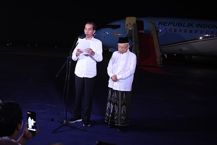 Calon Presiden dan Wakil Presiden nomor urut 01 Joko Widodo (kiri) dan Maruf Amin memberikan keterangan pers terkait putusan MK tentang perselisihan hasil pemilihan umum (PHPU) Pilpres 2019 di Lanud Halim Perdanakusuma Jakarta, Kamis (27/6/2019). Jokowi yakin, rivalnya Prabowo Subianto-Sandiaga Uno berjiwa besar menerima putusan MK.