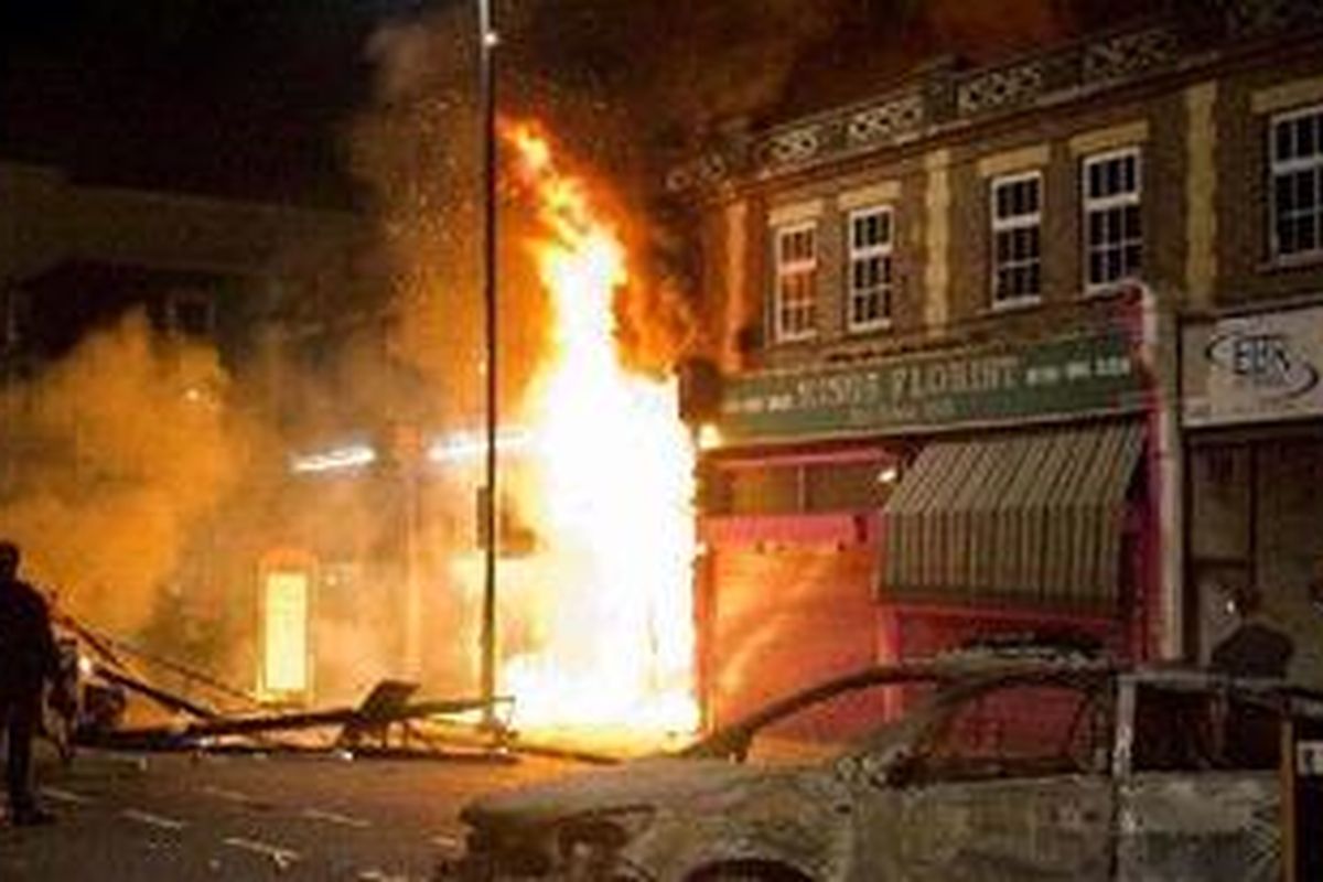 Kerusuhan di London yang pertama kali terjadi Sabtu silam belum teratasi.