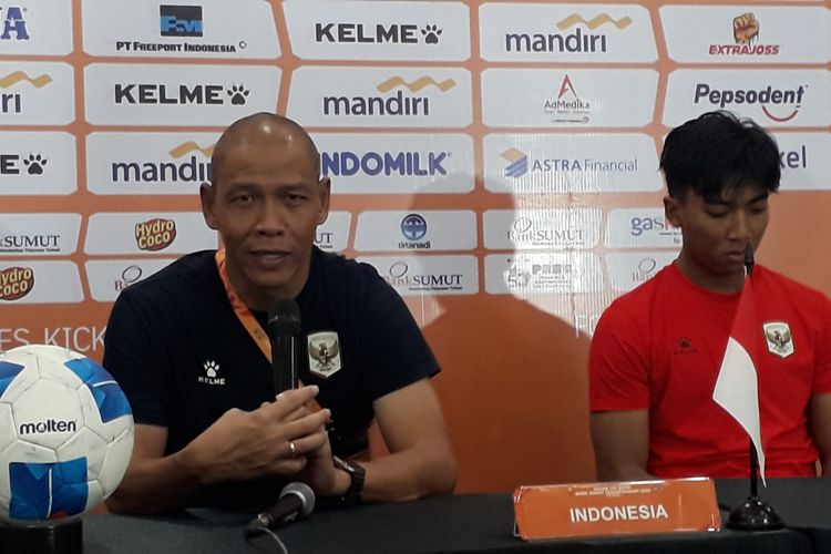 Pelatih tim nasional U19 Indonesia, Nova Arianto bersama kapten, I Putu Panji, saat memberikan keterangan pers usai pertandingan melawan Vietnam di Stadion Utama Sumatera Utara, Deli Serdang, Minggu (7/6/2026).