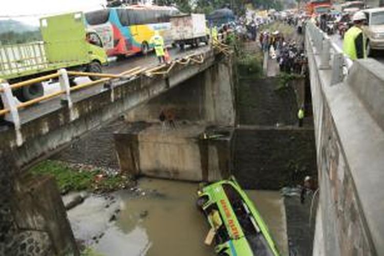 Bus Antar Provinsi Gunung Harta nomor polisi N7580TA Jurusan Jakarta-Ponorogo terjun sedalam 30 meter ke Sungai Wonoboyo yang terletak Jalan Soekarno Hatta km 29, Bergas, Ungaran, Jawa Tengah, Selasa (31/12) sekitar pukul 02.15. Setidaknya 3 orang meninggal dunia dan 30 orang lainnya luka-luka.