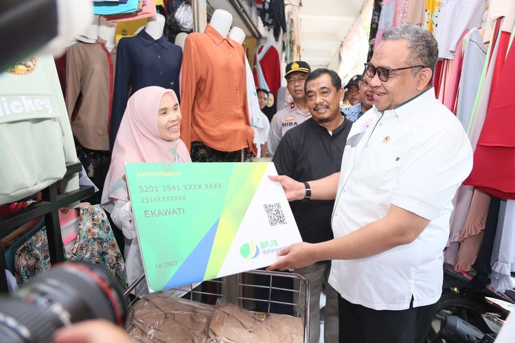 Wakil Menteri Ketenagakerjaan (Wamenaker) Afriansyah Noor melakukan edukasi dan sosialisasi program BPJS Ketenagakerjaan di Pasar Cisarua dan Pasar Cigombong Bogor, Jawa Barat, Jumat (20/10/2023).
