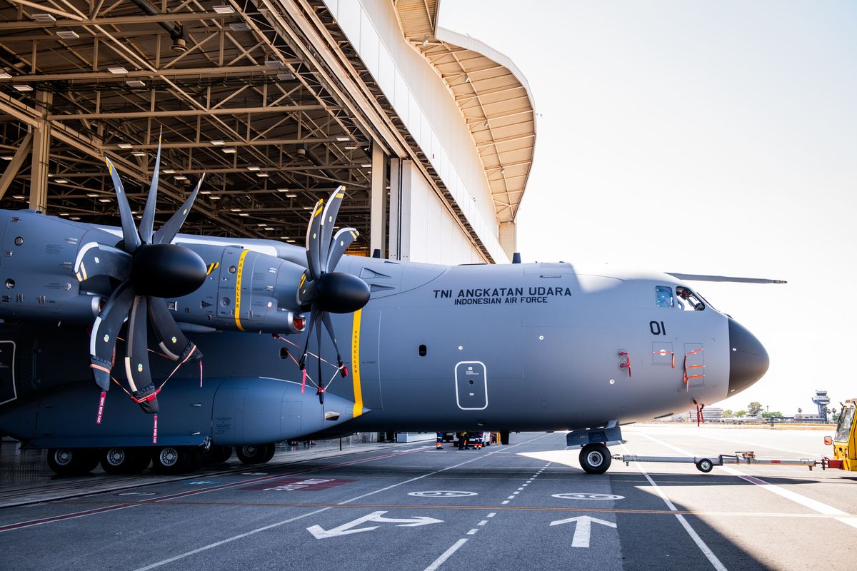 Pesawat angkut militer A400M selesai dicat dengan livery TNI AU di pabrik Airbus di Seville, Spanyol.