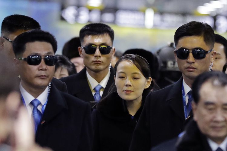 Adik sekaligus penasihat Pemimpin Korea Utara Kim Jong Un, Kim Yo Jong, sampai di stasiun kereta Jinbu di Pyeongchang, Korea Selatan, pada 9 Februari 2018. Dia menjadi bagian dari delegasi Korea Utara dalam upacara pembukaan Olimpiade Musim Dingin Pyeongchang.