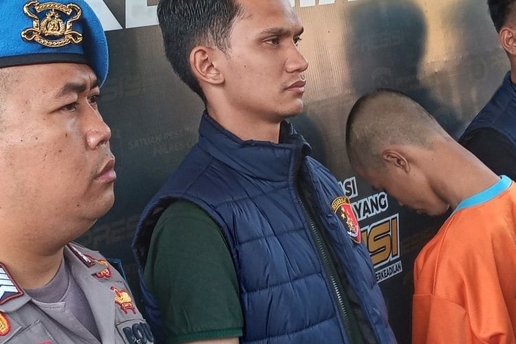 Salah satu pelaku penganiayaan terhadap seorang pelajar SMP di Kabupaten Cianjur, Jawa Barat hingga tewas diamankan polisi berikut barang bukti sebilah cerulit.