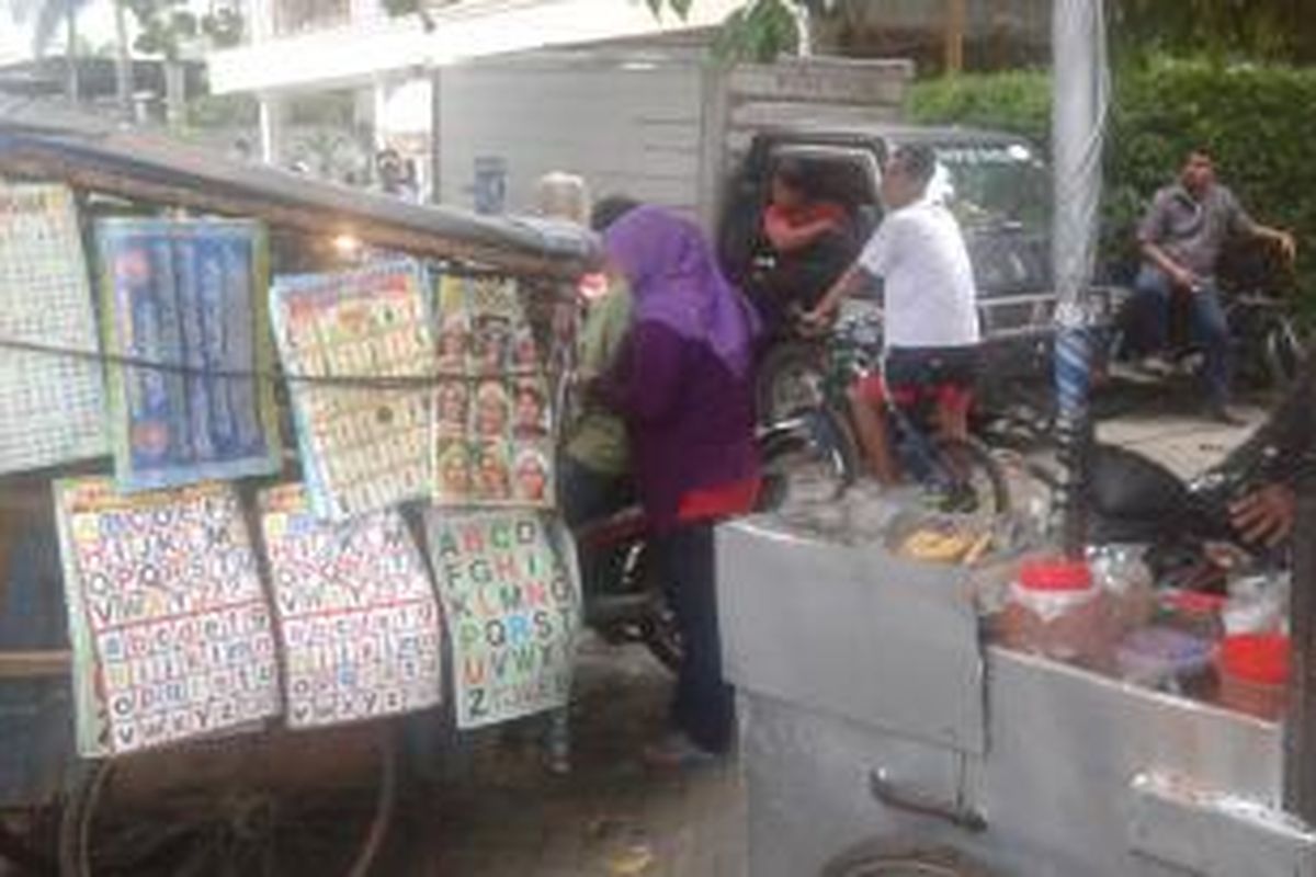 Pedagang berjualan di sekitar TPS 035, Kebagusan, Jakarta Selatan, Rabu (9/4/2014).