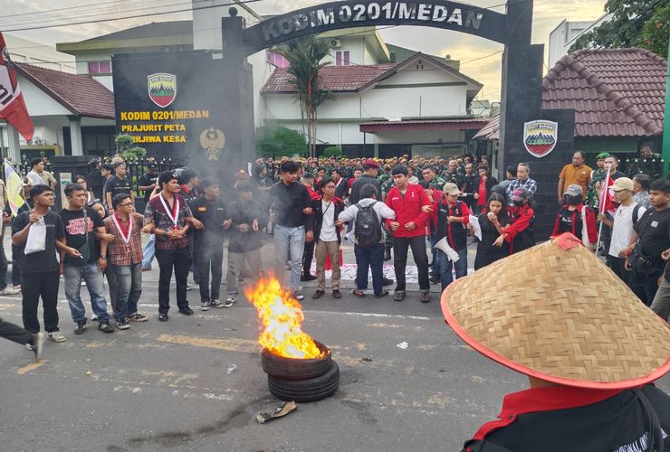 BERITA FOTO: Mahasiswa Bakar Ban di Depan Kodim 0201/Medan