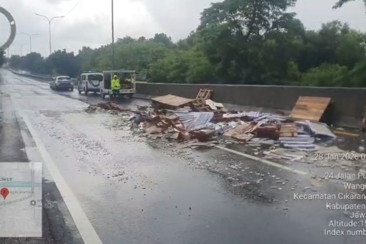 Kondisi di Jalan Exit tol Cikarang Utara, Kampung Pasir Limus, Desa Wangun Harja, Kecamatan Cikarang Utara, Kabupaten Bekasi saat kendaraan Light Truk pengangkut keramik mengalami kecelakaan. Rabu (28/1/2026).