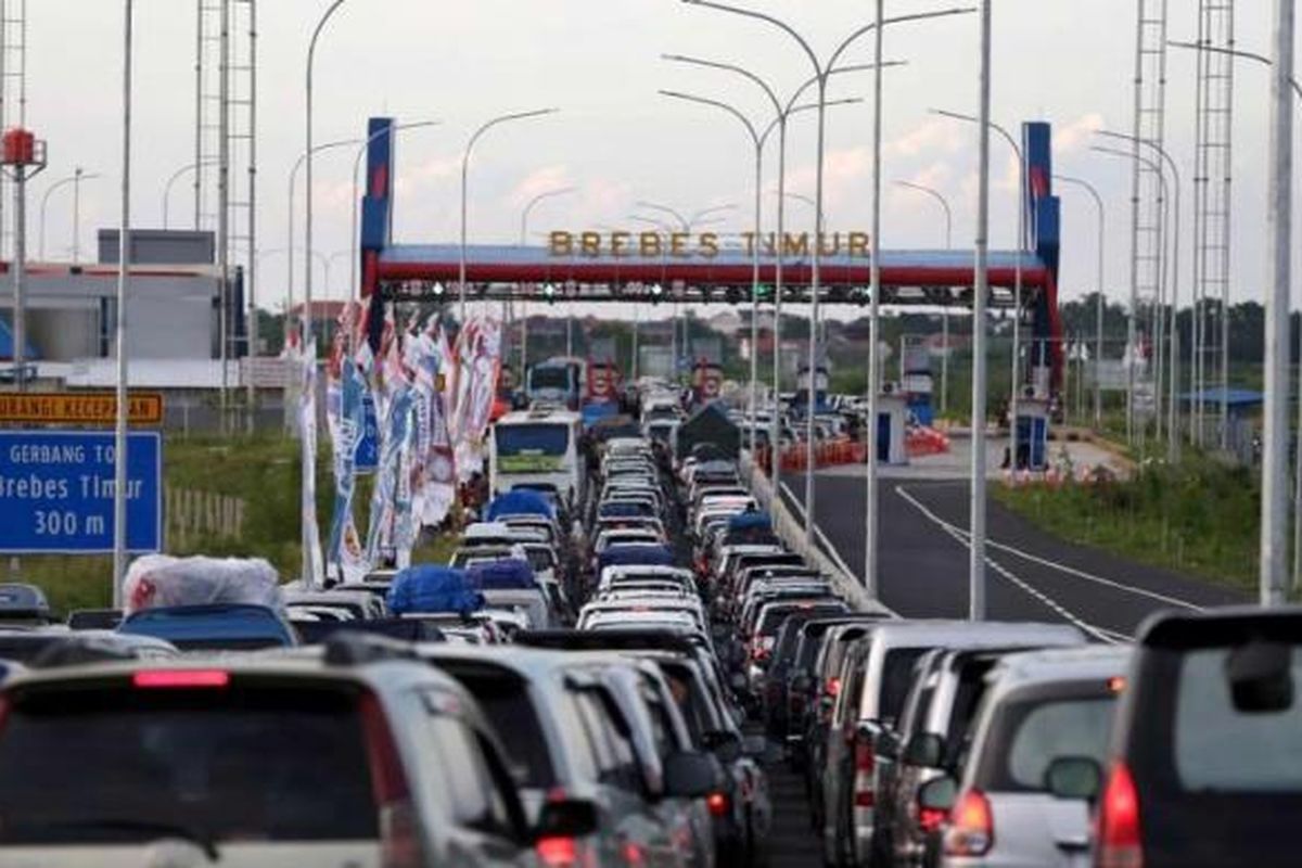 Kemacetan mengular sepanjang 18 kilometer di ruas tol Pejagan - Brebes Timur, Jawa Tengah, Jumat (01/07/2016). Puncak arus mudik diperkirakan terjadi pada H-3 lebaran.