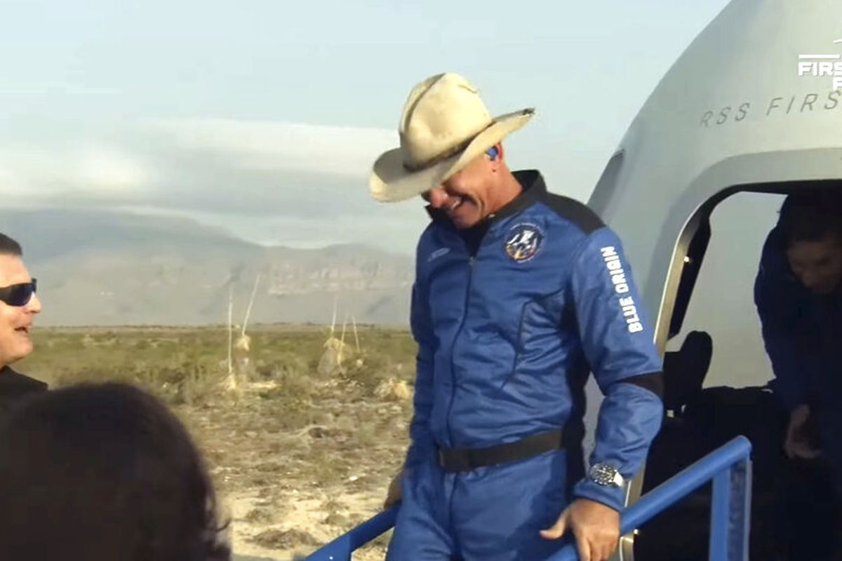 Foto yang disediakan Blue Origin memperlihatkan pendiri Amazon Jeff Bezos keluar dari kapsul New Shepard setelah mendarat dengan mulus di gurun Texas Barat, pada Selasa 20 Juli 2021.