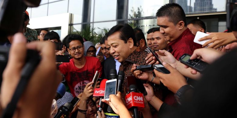 Ketua DPR Setya Novanto meninggalkan Gedung Komisi Pemberantasan Korupsi (KPK) seusai diperiksa di Jakarta, Jumat (14/7/2017).  Setya Novanto diperiksa sebagai saksi untuk kasus dugaan korupsi dalam pengadaan Kartu Tanda Penduduk berbasis elektronik ( e-KTP).