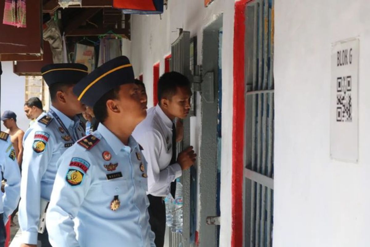Kepala Lapas Banyuwangi, Wahyu Indarto saat mengecek ruang tahanan napi