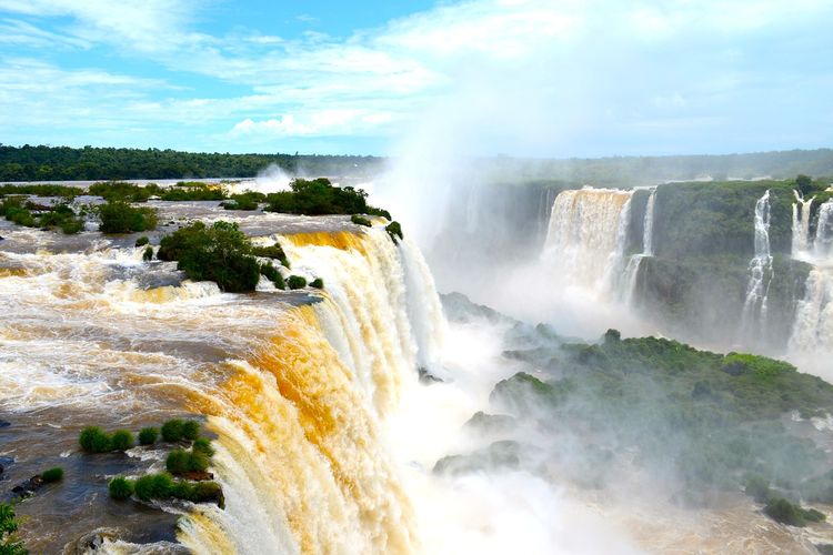 Ilustrasi Air Terjun Iguazu.