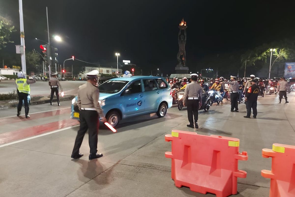 Kegiatan filterisasi dan penindakan pemotor dengan knalpot bising di Bundaran Senayan, Jakarta oleh Direktorat Lalu Lintas Polda Metro Jaya pada Sabtu (13/3/2021) malam.