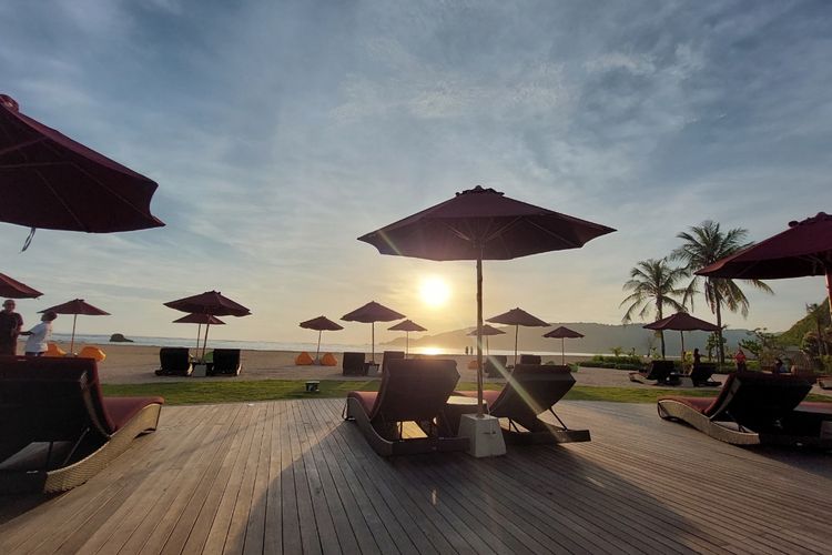 Suasana matahari terbenam (sunset) di Pantai Mandalika, pantai ini terletak di area Pullman Lombok Merujani Mandalika Beach Resort di kawasan Mandalika, Kelurahan Kuta, Kecamatan Pujut, Kabupaten Lombok Tengah.