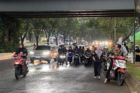 Curah Hujan Tinggi, Polisi Larang Pengendara Berteduh di Bawah Flyover