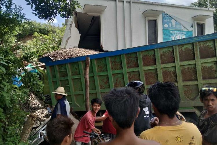 kondisi Truk Fuso tabrak toko warga di Desa Kuta, Lombok Tengah