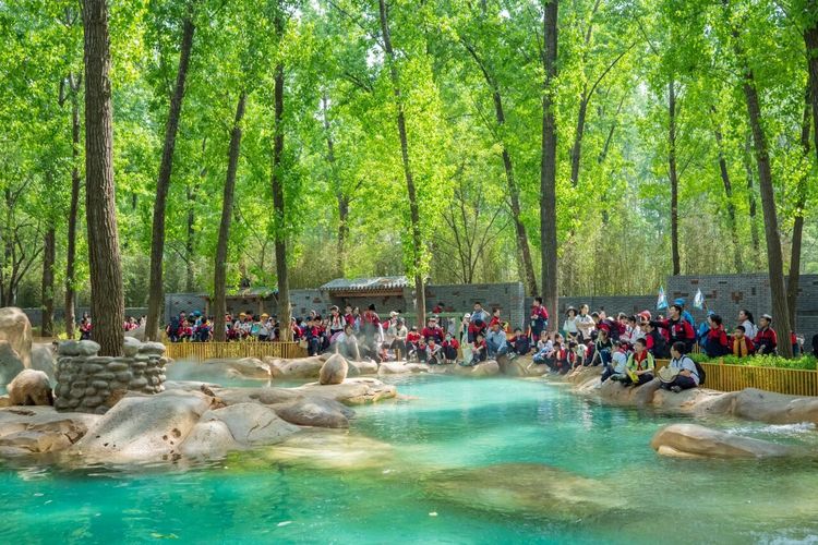 Ada Wisata Berburu Ulat Pakai Sumpit di Beijing China