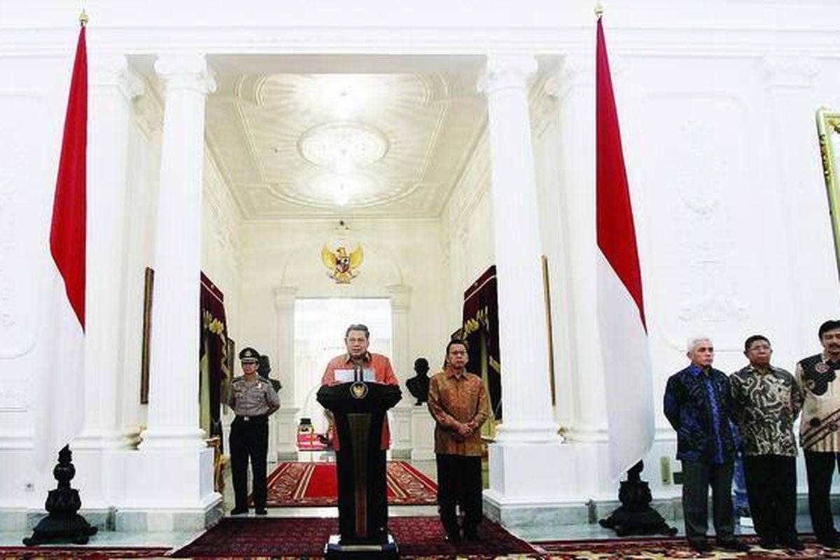 Presiden Susilo Bambang Yudhoyono, didampingi Wakil Presiden Boediono, mengumumkan susunan Kabinet Indonesia Bersatu II periode 2009-2014 di Istana Merdeka, Jakarta, Rabu (21/10) malam.