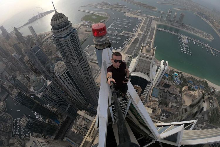 Remi Lucidi saat berada di bangunan bertingkat tinggi, Dubai.