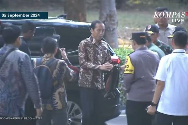 Presiden Joko Widodo tiba di kawasan Gelora Bung Karno (GBK), Senayan, Jakarta Pusat, Kamis (5/9/2024) untuk melepas pemimpin tertinggi gereja Katolik, Paus Fransiskus, melaksanakan Misa Kudus di Stadion Utama GBK. 
