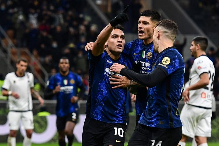 Para pemain Inter Milan merayakan gol penalti Lautaro Martinez ke gawang Spezia pada laga pekan ke-15 Liga Italia 2021-2022 di Stadion Giuseppe Meazza, Kamis (2/12/2021) dini hari WIB. Laga Inter Milan vs Spezia berakhir dengan skor 2-0 untuk kemenangan tuan rumah.