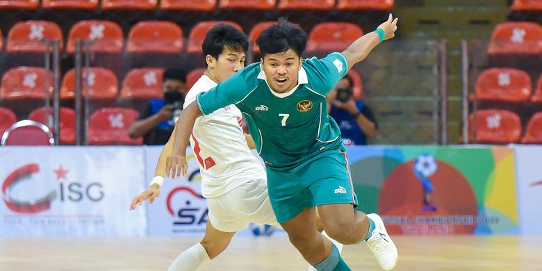 Aksi pemain timnas Indonesia Syauqi Saud Lubis dalam pertandingan semifinal Piala AFF Futsal 2022 melawan Myanmar di Hua Mark Indoor Stadium, Bangkok, Thailand, Jumat (8/4/2022)