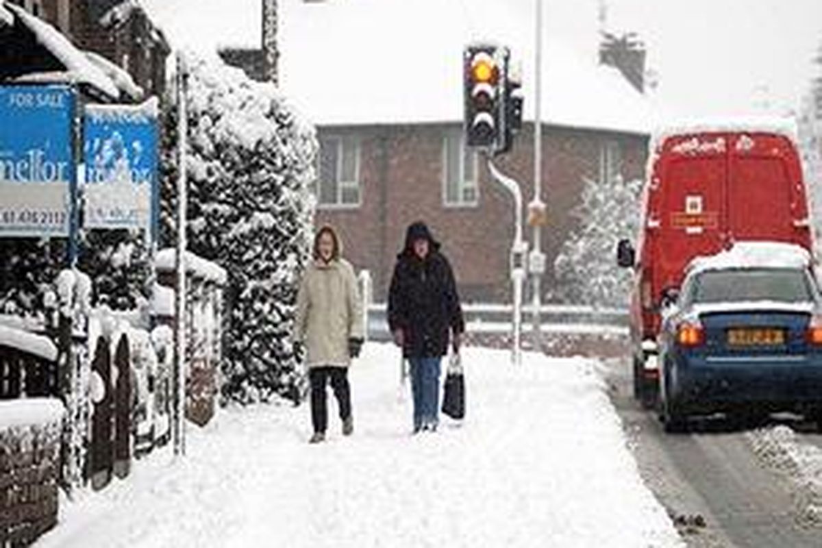 Cuaca bersalju di kota Manchester membuat jadwal semifinal Piala Carling antara Manchester City dan Manchester United mundur.