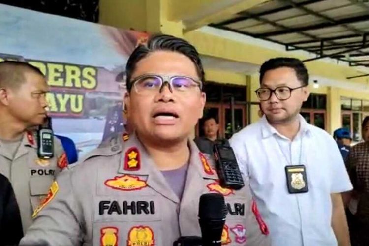 Kapolres Indramayu AKBP Fahri Siregar memberikan keterangan ungkap kasus pencurian buku paket sekolah di Mapolres Indramayu, Selasa (10/2/2023). Polisi menangkap satu orang pelaku yang mencuri ribuan buku yang tersebar di 37 SD dan dua orang penadah buku tersebut.