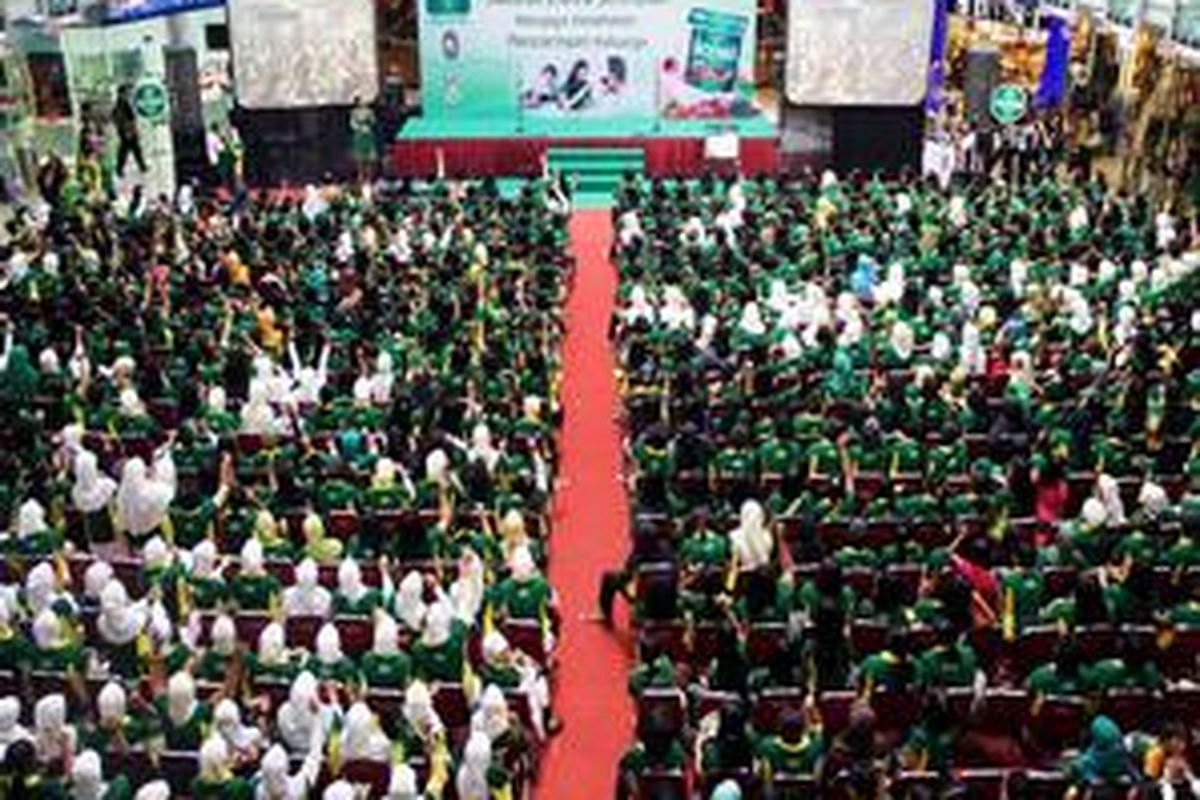 1.000 perempuan memasyarakatkan manfaat yogurt untuk kesehatan pencernaan di Mal Artha Gading, Sabtu (12/6/2010). Acara ini diinisiasi oleh PT Danone Dairy Indonesia, dengan brand Activa.