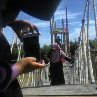 Di mana pun di Mangrove Jembatan Api-api, Kulon Progo, DI Yogyakarta bisa jadi latar foto. Jembatan gantung jadi salah satu maskotnya.