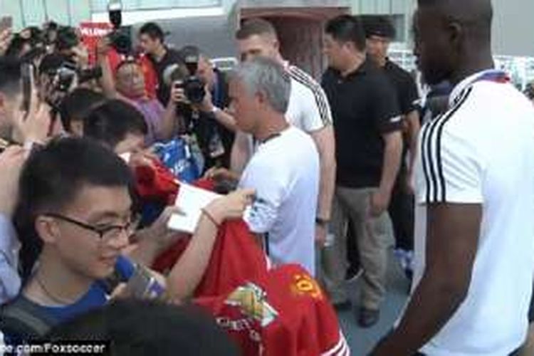 Jose Mourinho ketika melayani permintaan tanda tangan dari fans di Stadion Shanghai, Kamis (21/7/2016). 