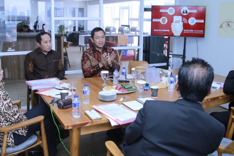 Wali Kota Semarang Hendrar Prihadi memaparkan inovasi serta program kebijakan di depan dewan juri yang terdiri dari Bambang Harimurti dari Tempo, Handi dari Fontier, pengamat ekonomi Faisal Basri, Senin (18/7/2018).