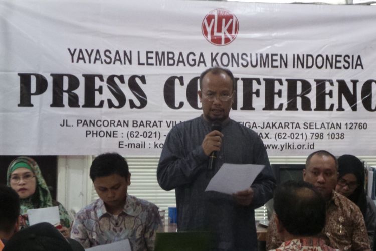 Konferensi pers Yayasan Lembaga Konsumen Indonesia (YLKI) mengenai biro umrah bandel, di Kantor YLKI, Pancoran Barat, Jakarta Selatan, Jumat (28/7/2017). Dalam foto tersebut, Ketua Pengurus Harian YLKI Tulus Abadi (berdiri). 