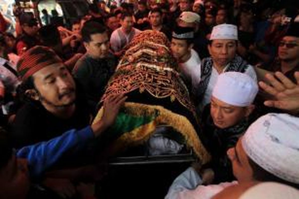 Jenazah Olga Syahputra akan dishalatkan di Masjid Nurul Islam, Perumahan Kavling DKI, Jalan Kresna Raya RT 11/RW 06, Jakarta Timur, Sabtu (28/3/2015). Olga Syahputra meninggal dunia di Singapura pada Jumat (27/3/2015) akibat penyakit radang otak (meningitis) yang dideritanya.