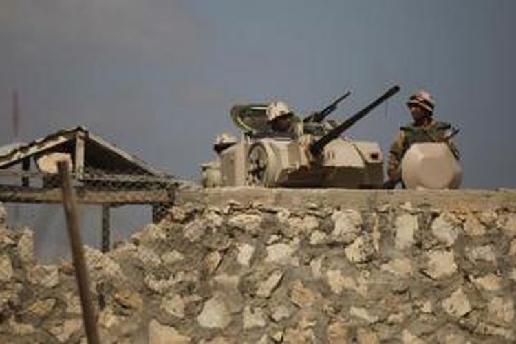 Tentara Mesir berjaga di Rafah, perbatasan dengan Jalur Gaza, Semenanjung Sinai. Kondisi keamanan di kawasan ini memburuk sejak penggulingan Muhammad Mursi pada 3 Juli lalu.